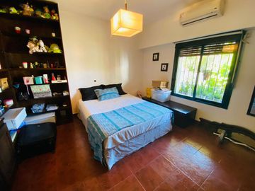 Amplia casa estilo colonial en venta con parque y piscina en Castelar Norte