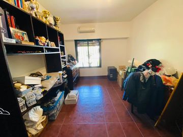 Amplia casa estilo colonial en venta con parque y piscina en Castelar Norte