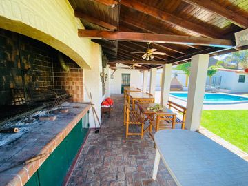 Amplia casa estilo colonial en venta con parque y piscina en Castelar Norte