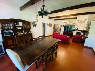 Amplia casa estilo colonial en venta con parque y piscina en Castelar Norte