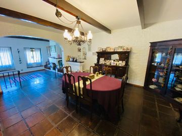 Amplia casa estilo colonial en venta con parque y piscina en Castelar Norte