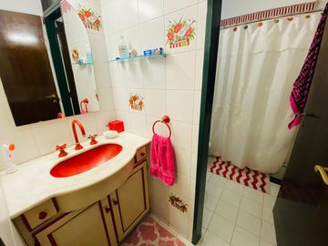 Amplia casa estilo colonial en venta con parque y piscina en Castelar Norte