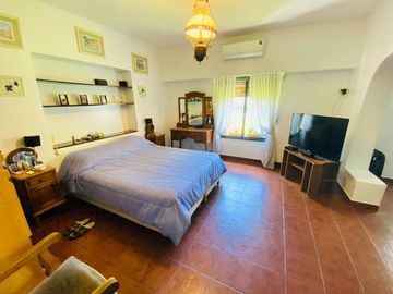 Amplia casa estilo colonial en venta con parque y piscina en Castelar Norte
