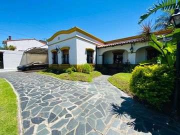 Amplia casa estilo colonial en venta con parque y piscina en Castelar Norte