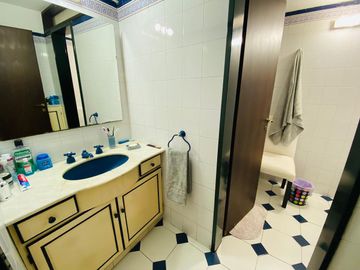 Amplia casa estilo colonial en venta con parque y piscina en Castelar Norte