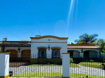 Amplia casa estilo colonial en venta con parque y piscina en Castelar Norte
