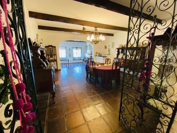 Amplia casa estilo colonial en venta con parque y piscina en Castelar Norte