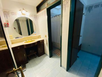 Amplia casa estilo colonial en venta con parque y piscina en Castelar Norte