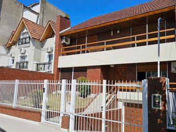 Casa en venta - 5 Dormitorios 6 Baños - Cochera - 401Mts2 - Olivos