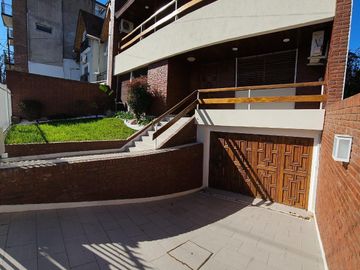 Casa en venta - 5 Dormitorios 6 Baños - Cochera - 401Mts2 - Olivos