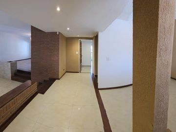 Casa en venta - 5 Dormitorios 6 Baños - Cochera - 401Mts2 - Olivos