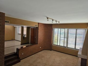 Casa en venta - 5 Dormitorios 6 Baños - Cochera - 401Mts2 - Olivos