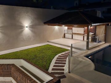 Casa en venta - 5 Dormitorios 6 Baños - Cochera - 401Mts2 - Olivos