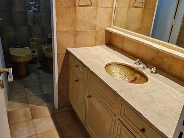 Casa en venta - 5 Dormitorios 6 Baños - Cochera - 401Mts2 - Olivos