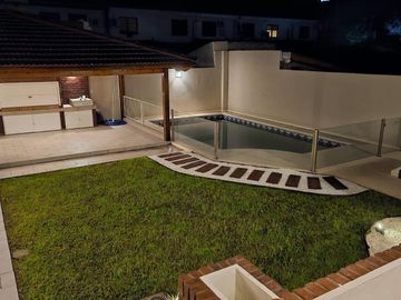Casa en venta - 5 Dormitorios 6 Baños - Cochera - 401Mts2 - Olivos