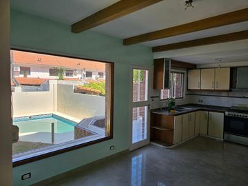 Casa en venta - 5 Dormitorios 6 Baños - Cochera - 401Mts2 - Olivos