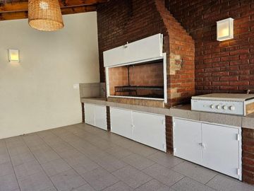 Casa en venta - 5 Dormitorios 6 Baños - Cochera - 401Mts2 - Olivos
