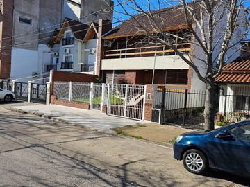 Casa en venta - 5 Dormitorios 6 Baños - Cochera - 401Mts2 - Olivos