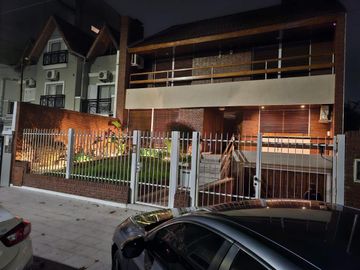 Casa en venta - 5 Dormitorios 6 Baños - Cochera - 401Mts2 - Olivos