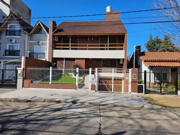 Casa en venta - 5 Dormitorios 6 Baños - Cochera - 401Mts2 - Olivos