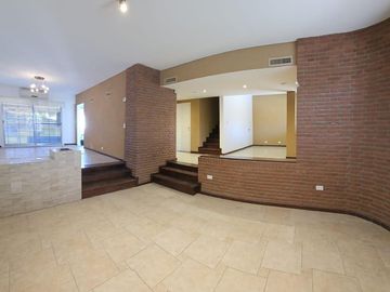 Casa en venta - 5 Dormitorios 6 Baños - Cochera - 401Mts2 - Olivos