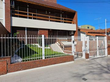 Casa en venta - 5 Dormitorios 6 Baños - Cochera - 401Mts2 - Olivos