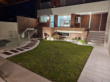 Casa en venta - 5 Dormitorios 6 Baños - Cochera - 401Mts2 - Olivos