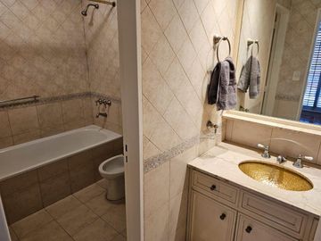 Casa en venta - 5 Dormitorios 6 Baños - Cochera - 401Mts2 - Olivos
