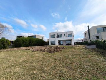 VENTA CASA EL CANTON AL GOLF 5 AMBIENTES