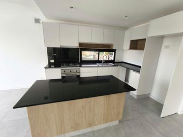 VENTA CASA EL CANTON AL GOLF 5 AMBIENTES
