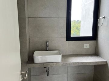 Venta y alquiler de departamento 4 ambientes con dependencia a estrenar en Nordelta