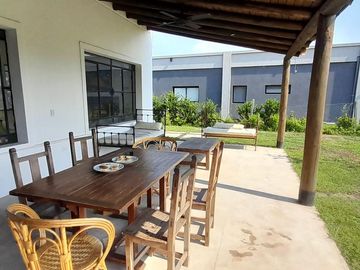 Casa Lista para Disfrutar y Crecer en San Sebastián | Jardín, Pileta, Cochera y Proyecto de 2º Piso