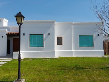 Casa Lista para Disfrutar y Crecer en San Sebastián | Jardín, Pileta, Cochera y Proyecto de 2º Piso