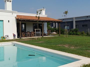 Casa Lista para Disfrutar y Crecer en San Sebastián | Jardín, Pileta, Cochera y Proyecto de 2º Piso