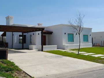 Casa Lista para Disfrutar y Crecer en San Sebastián | Jardín, Pileta, Cochera y Proyecto de 2º Piso