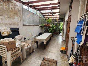 Venta casa 4 ambientes con amplio fondo libre en Quilmes