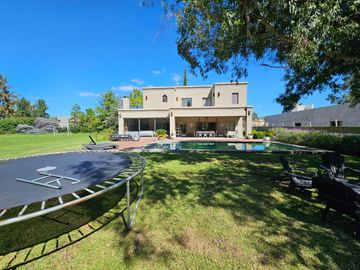 Venta, Casa, 4 ambientes, Pileta, Cochera, Dependencia, Casuarinas del Pilar, Villa Rosa, Pilar.