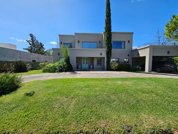 Venta, Casa, 4 ambientes, Pileta, Cochera, Dependencia, Casuarinas del Pilar, Villa Rosa, Pilar.