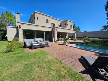 Venta, Casa, 4 ambientes, Pileta, Cochera, Dependencia, Casuarinas del Pilar, Villa Rosa, Pilar.
