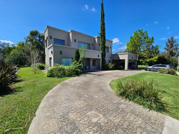 Venta, Casa, 4 ambientes, Pileta, Cochera, Dependencia, Casuarinas del Pilar, Villa Rosa, Pilar.