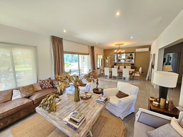 Venta, Casa, 4 ambientes, Pileta, Cochera, Dependencia, Casuarinas del Pilar, Villa Rosa, Pilar.
