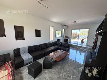 CASA EN VENTA EN EL CANTON AL AGUA- MAROTO PROPIEDADES -