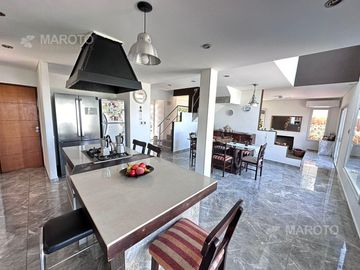 CASA EN VENTA EN EL CANTON AL AGUA- MAROTO PROPIEDADES -