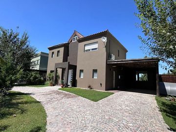 CASA EN VENTA EN EL CANTON AL AGUA- MAROTO PROPIEDADES -