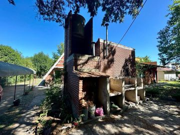Casa quinta venta 2 dormitorios 2 baños68 mts 2 Terreno 323 mts 2 totales - Abasto