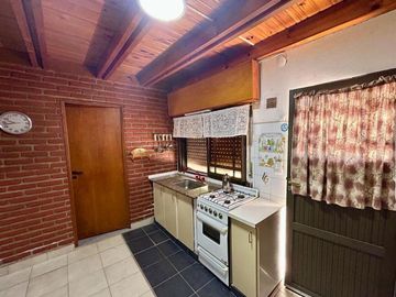 Casa quinta venta 2 dormitorios 2 baños68 mts 2 Terreno 323 mts 2 totales - Abasto