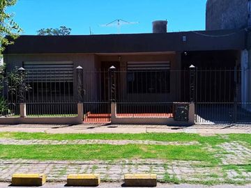 Casa en venta - 2 dormitorios 1 baño - 90mts2 - Berazategui
