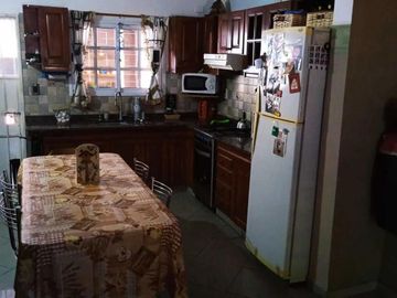 Casa en venta - 2 dormitorios 1 baño - 90mts2 - Berazategui