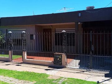 Casa en venta - 2 dormitorios 1 baño - 90mts2 - Berazategui