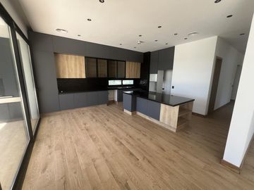 Casa en  Venta 4 dorm. al Río en el Yacht de Nordelta
